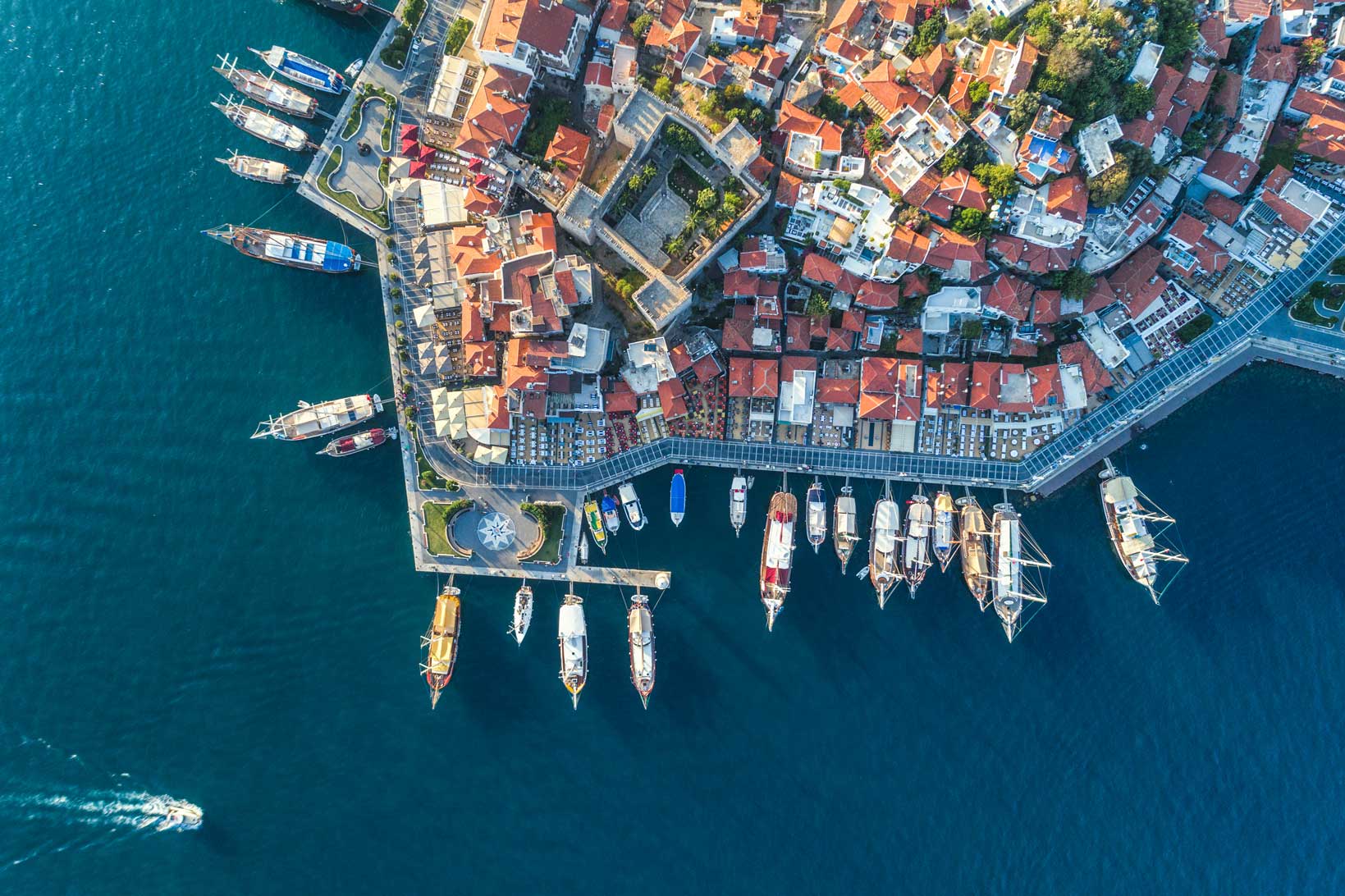 aerial-view-of-boats-yahts-floating-ship-and-arc-2021-08-26-17-00-45-utc.jpg aerial-view-of-boats-yahts-floating-ship-and-arc-2021-08-26-17-00-45-utc.jpg